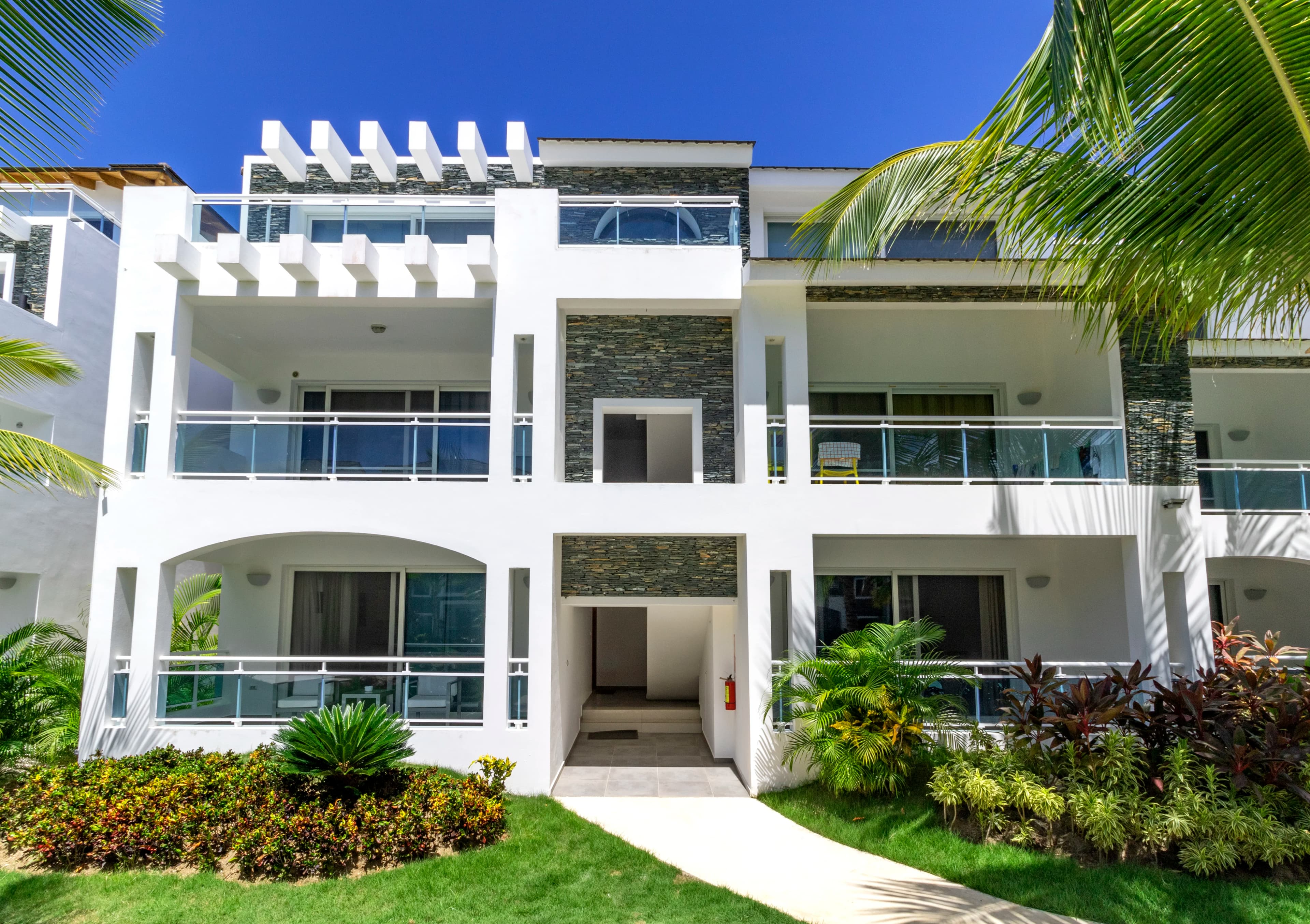 Sala de estar con vista al jardín