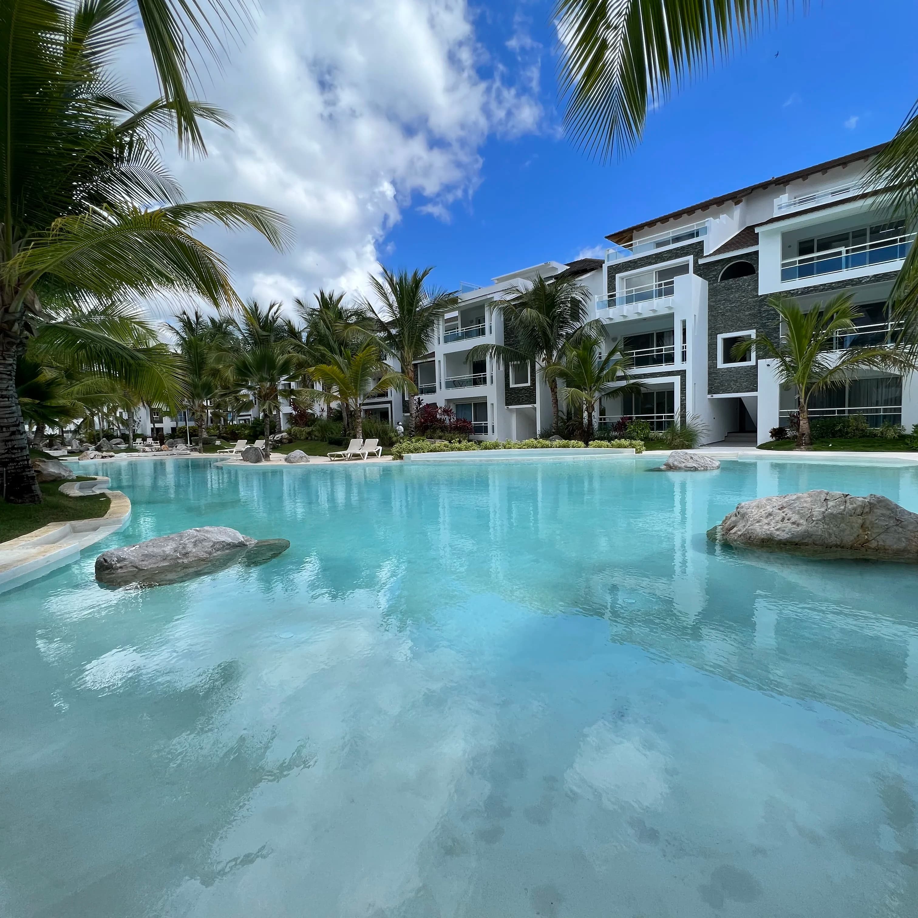 Pasillo con detalles arquitectónicos