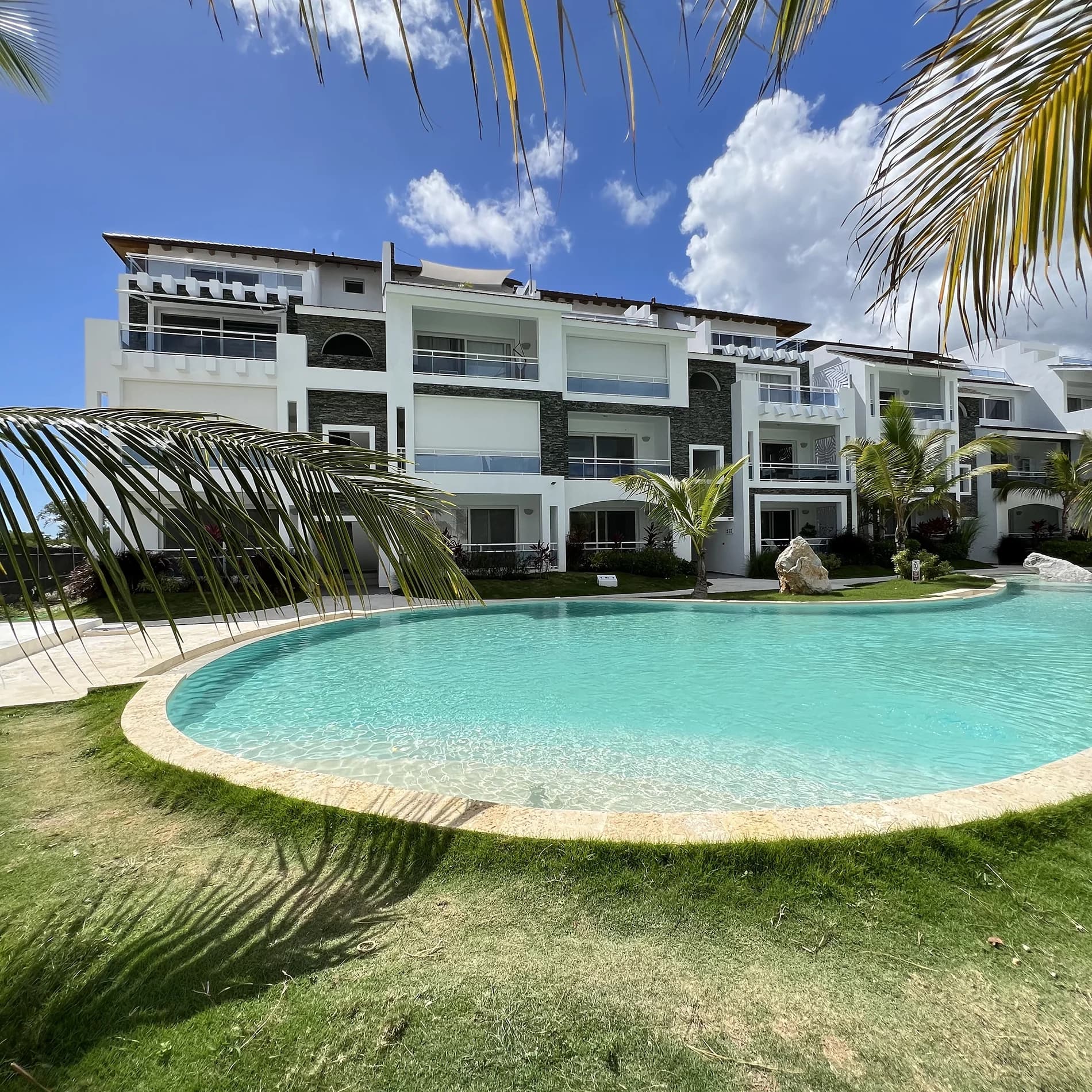 186 apartamentos distribuidos en 16 edificios con acabados de lujo, piscinas oceánicas y una ubicación privilegiada a solo 200 metros de Playa Dominicus. Respaldado por Grupo Domis, es una apuesta segura para vivir o invertir.