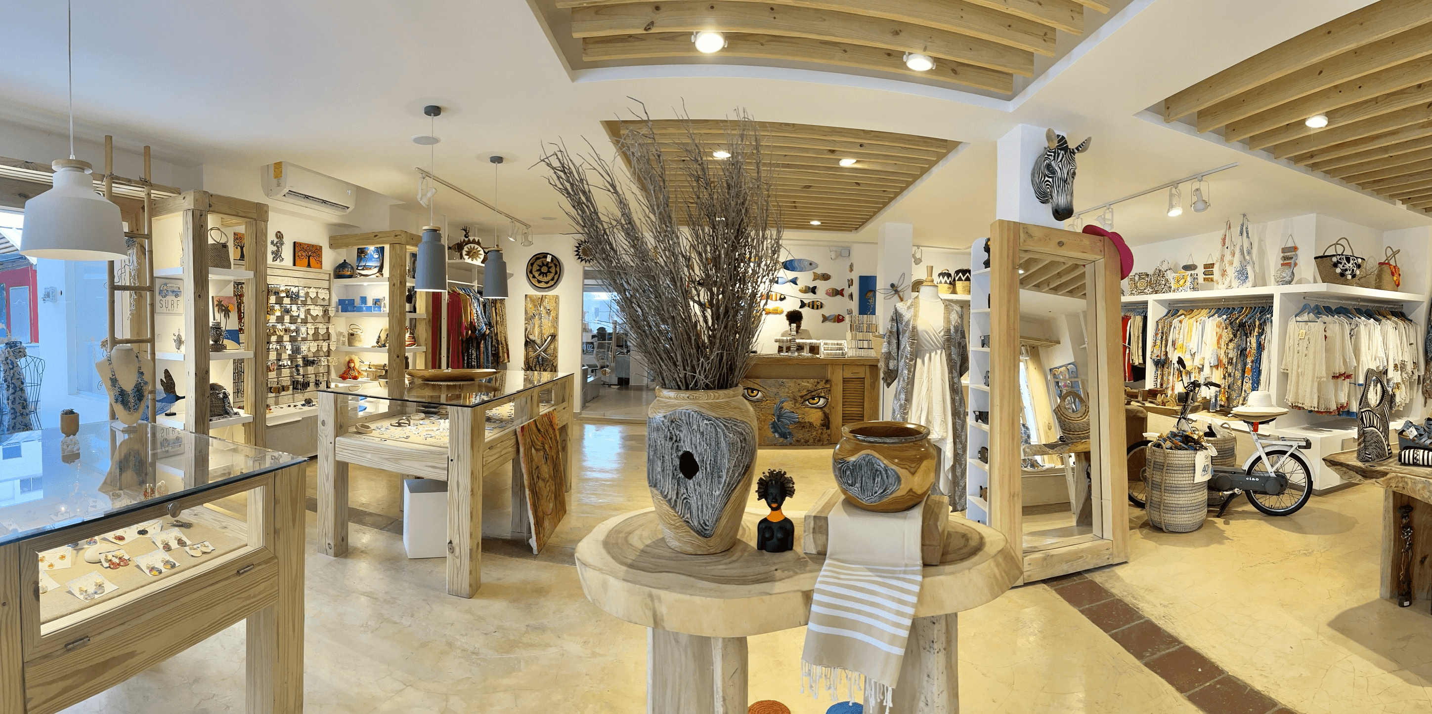 Tienda Eco Natural Style en la calle peatonal de Dominicus con souvenirs y artesanías locales.