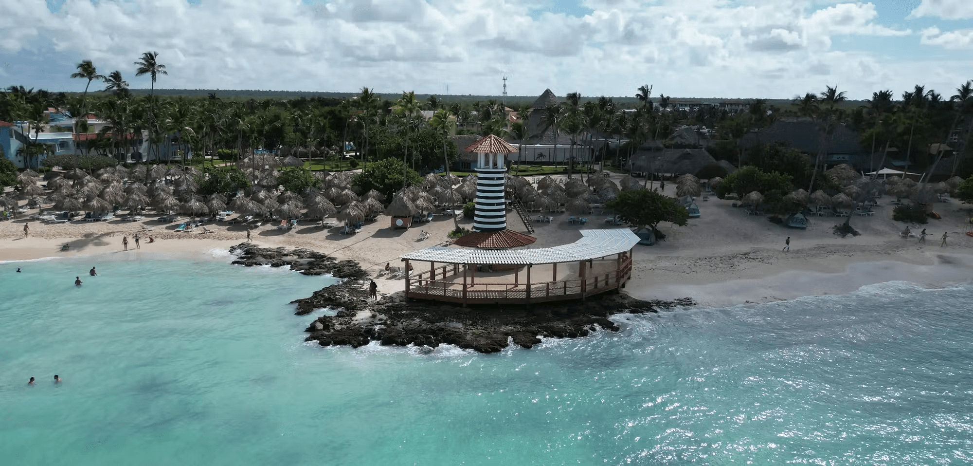 Plaża Dominicus w Bayahibe z białym piaskiem i krystalicznie czystą wodą.